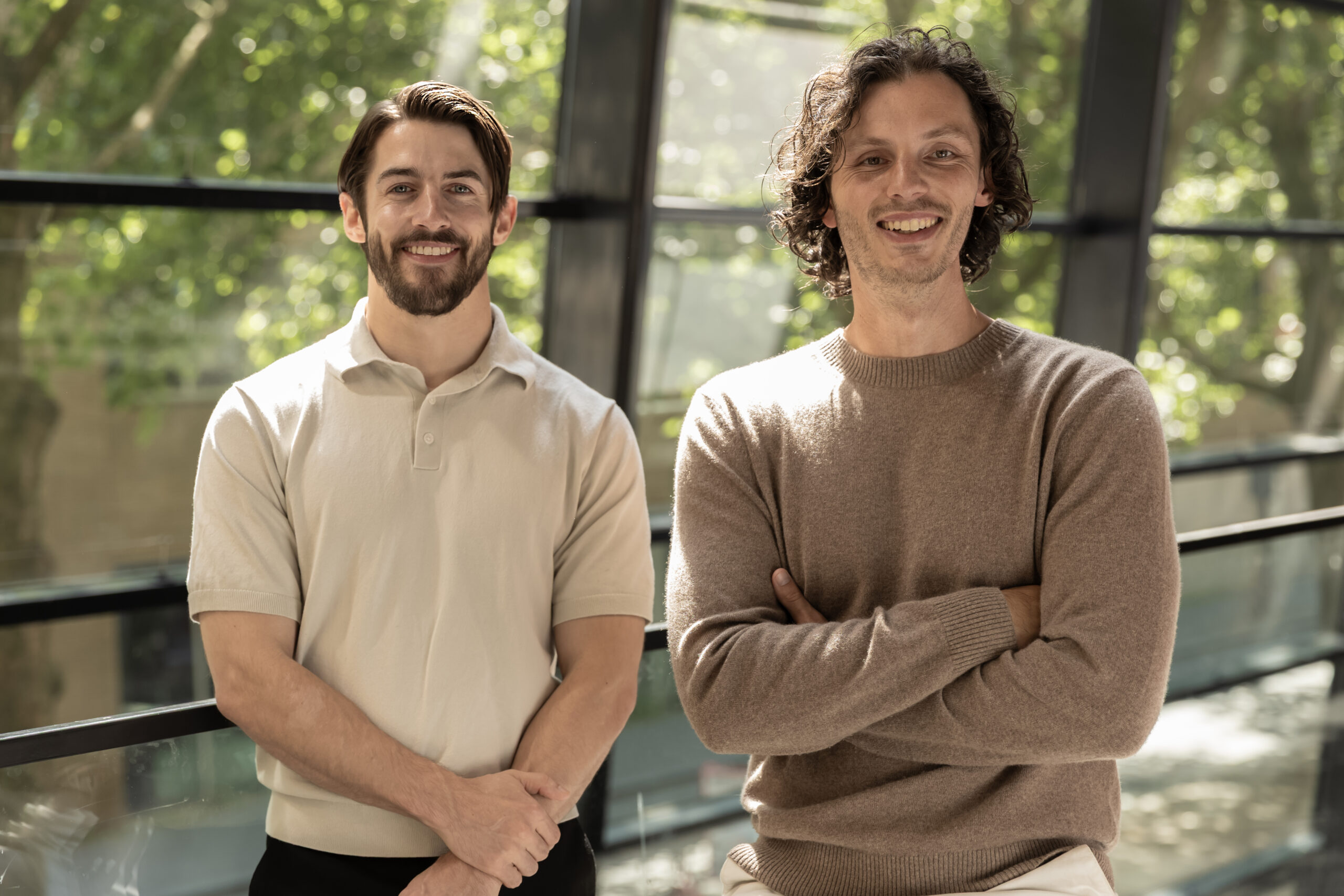 Osteopaten Wesley van Weerdenburg en Shane in hun praktijk in Amsterdam